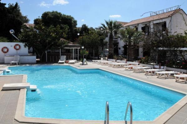 Miranta Hotel - Apartments & Studios Aegina Bagian luar foto